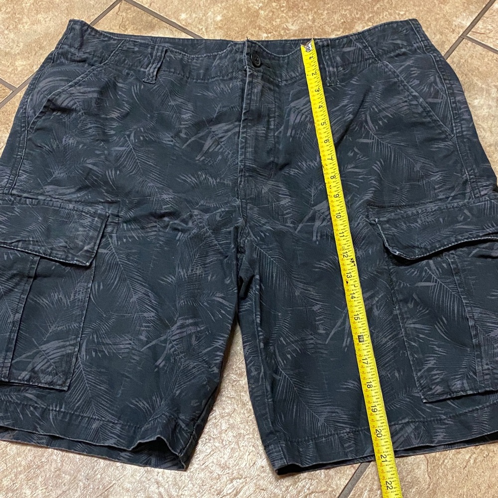 Old Navy Dark Patterned Size 36 Cargo Shorts Spring Summer Utility Camo - Picture 4 of 9